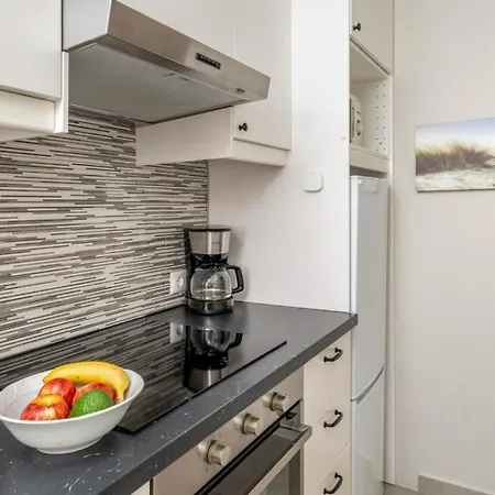 Tranquil Sea View Haven: 2br With Terracepool Апартаменты Михас
